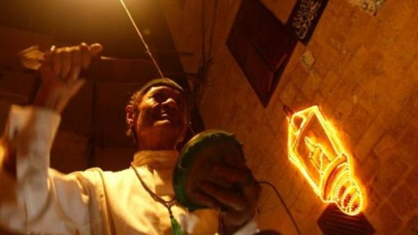 يقوم المسحراتي بالتجول في الشوارع في ليالي رمضان لدعوة الصائمين للسحور.