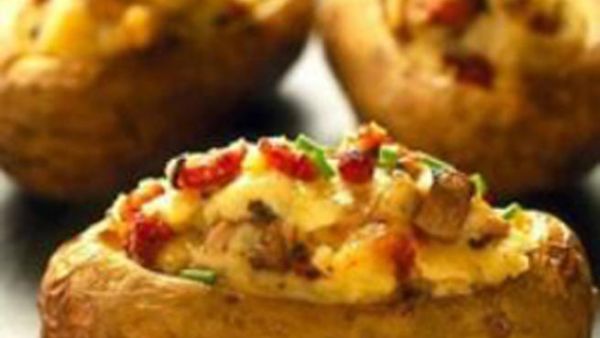 البطاطا المحشوه بالدجاج و الفليفله والجبن