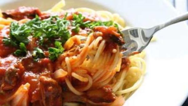 إسباجيتي بالبهارات الحارة إسباجيتي بالبهارات الحارة