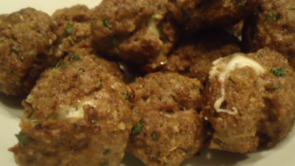 كرات الكفتة المحشوة باللحمة والصنوبر كرات الكفتة المحشوة باللحمة والصنوبر