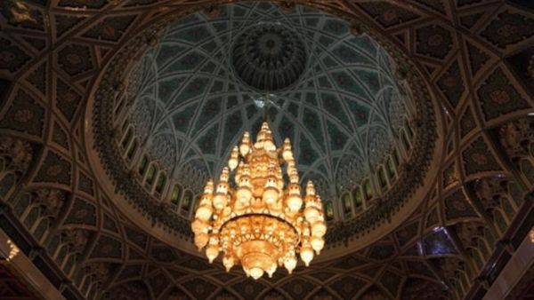 تسلم العيدية بعد أداء صلاة العيد عادة. 