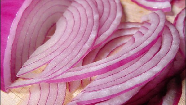  غلاء البصل يؤرق العراقيين