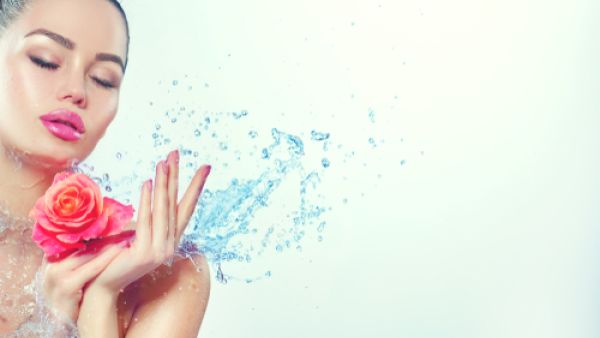 يعد ماء الورد من المصادر الغنيّة بالفيتامينات مثل فيتامين ج

