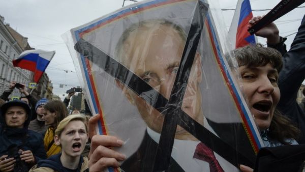 Opposition supporters attend an unauthorized anti-Putin rally called by opposition leader Alexei Navalny on May 5, 2018 in St Petersburg, two days ahead of Vladimir Putin's inauguration for a fourth Kremlin term. (AFP/ File Photo)