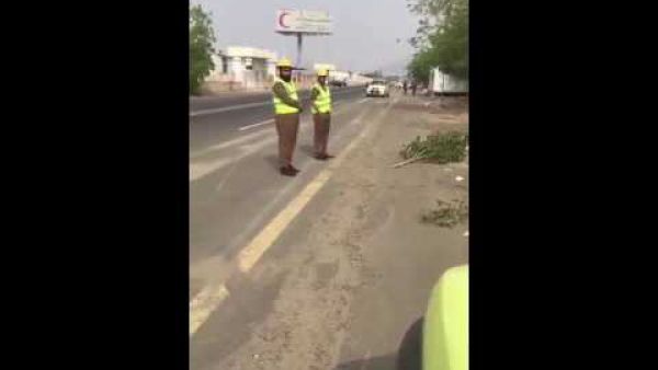 ضابط يهين افراد