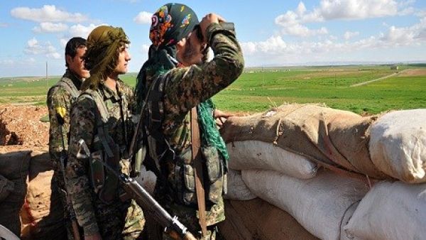 SDF fighters advance towards Manbij, Syria (AFP)