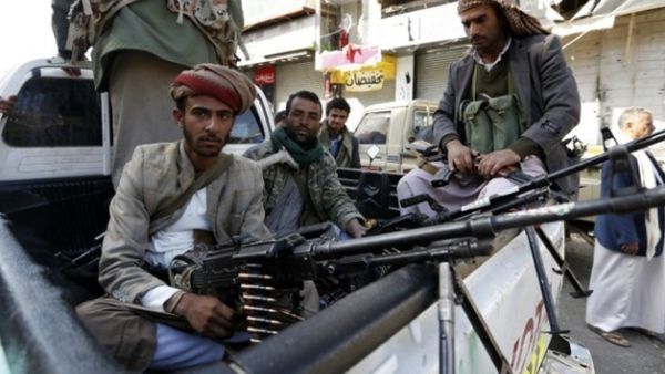 Houthi rebels in front of the residence of former president Ali Abdullah Saleh in Sanaa. (AFP/ Saleh AL Obeidi) 