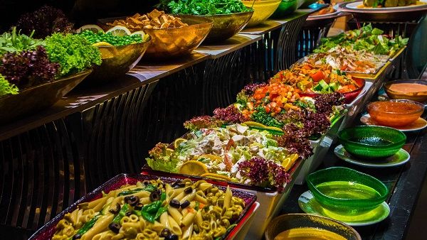 يشمل بوفيه الفطور الصباحي الخاص بالفندق مجموعة متنوعة من الأطباق و المأكولات مميزة محضرة من قبل الطهاة المهرة