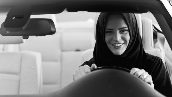 فيديو فتاة تقود سيارة السعودية