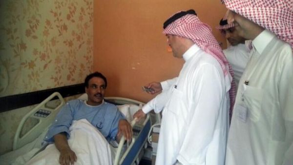A Saudi health ministry official visits patients infected with a new SARS-like virus at a hospital in the eastern Saudi province of al-Ahsaa on May 13, 2013 (AFP)