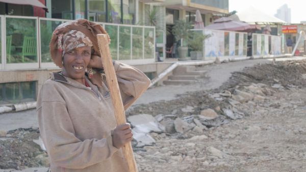 A woman works at a construction site in the Ethiopian capital Addis Ababa (Albawaba/J. Zach Hollo)