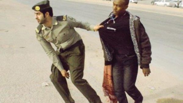 Within hours of launching its campaign against illegal workers, Saudi police have arrested thousands. [ethiovision]