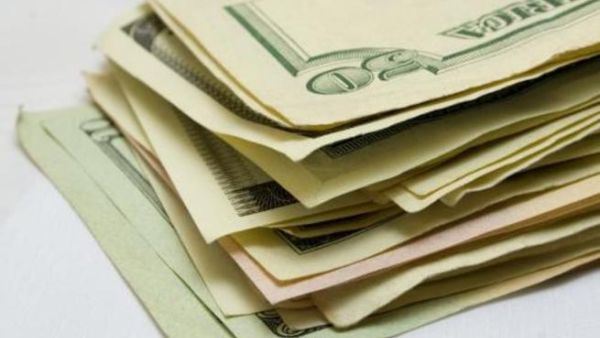في مورد آخر، أشار المعراج إلى «أن مؤسسات التصنيف الائتماني أقرت بتطورات العجز في الميزانية العامة للدولة وزيادة الإنفاق والمصروفات المتكررة وعلى ضوء تلك النقاشات وضعت البحرين على مستوى (BBB) مع منظور مستقر»