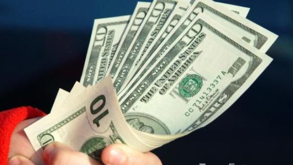 يتوقع أن تسهم فعالية كأس العالم 2022 وما يصاحبها من التركيز على قطاعات الخدمات مثل الضيافة، فضلا عن التشييد والبناء، وبالتالي الحد من الأهمية النسبية للقطاع النفطي في الاقتصاد القطري