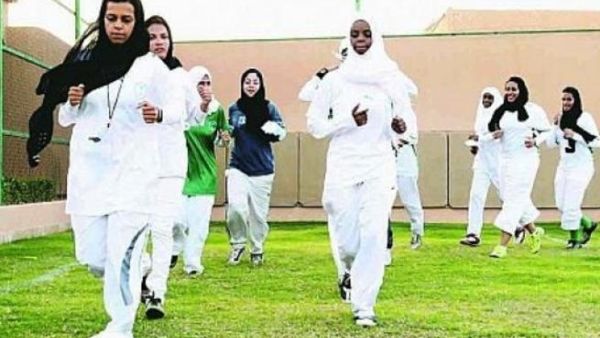 والسعودية هي البلد الوحيد في العالم الذي يمنع النساء من قيادة السيارات.