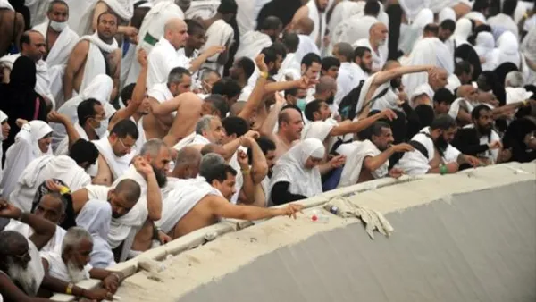 الحجاج يرمون الجمرات