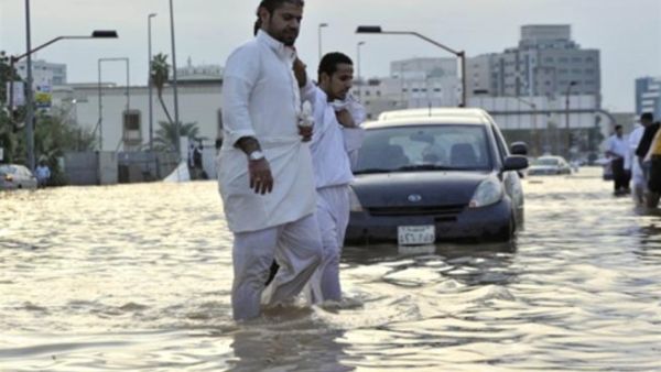 جدة تواجه خطر الغرق في كثير من المناطق