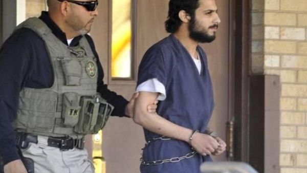 الدوسري خلال اقتياده للمحكمة