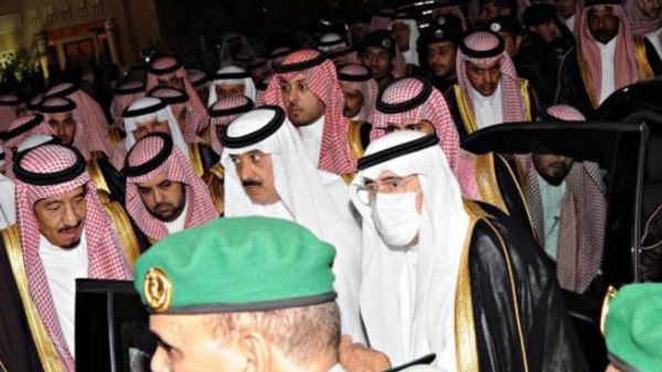 العاهل السعودي يستقبل جثمان شقيقه/واس