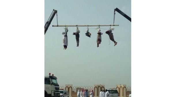 The five beheaded men were put on public display (Twitter / @Kamal070)