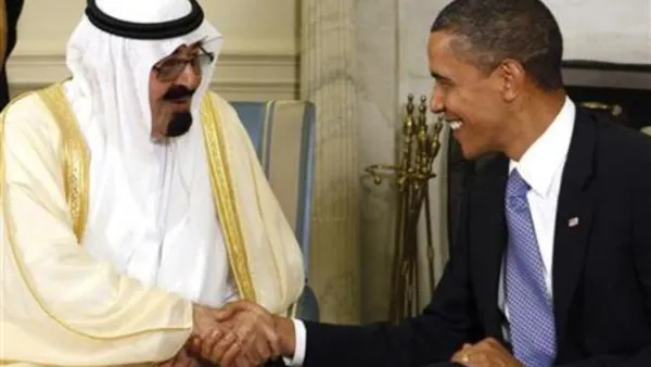 الرئيس الامريكي باراك أوباما يصافح العاهل السعودي الملك عبد الله ف