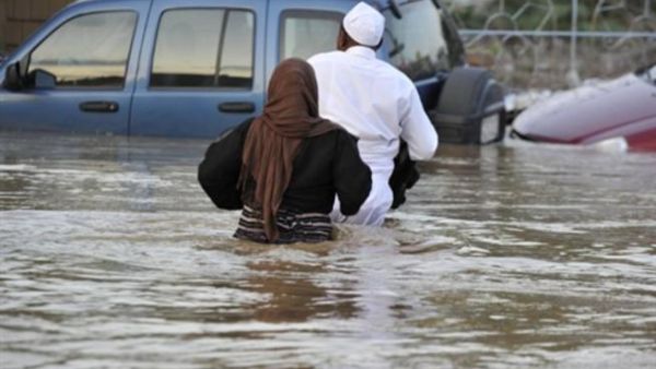 ظلت الشوارع في المدينة الساحلية التي تفتقر لنظام صرف سليم مغمورة جزئيا بالمياه يوم الخميس/أ.ف.ب