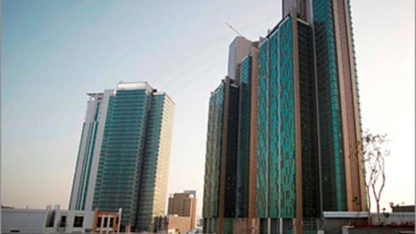 إن انتقال المطورين إلى أنشطة أخرى في القطاع العقاري يهدف الى البقاء على قيد الحياة في مجال تضرر كثيراً من الأزمة المالية العالمية التي حدت من نشاط الرهن العقاري، خاصة في امارة دبي