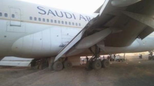 اصيب 29 شخصا بجروح في هبوط اضطراري لطائرة تابعة للخطوط الجوية السعودية كان على متنها 315 راكبا 