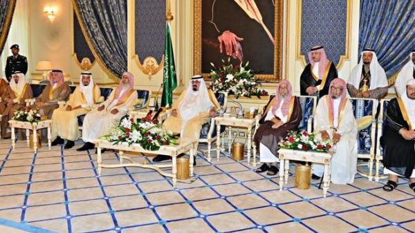 العاهل السعودي يستقبل الأمراء والوزراء/الصورة عن وكالة الانباء السعودية الرسمية