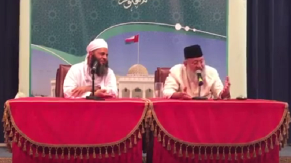 الداعية الهندي الندوي خلال محاضرة ألقاها في كلية العلوم الشرعية