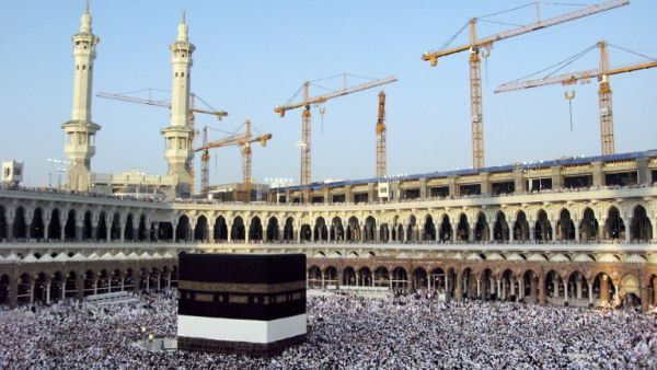 Construction cranes behind Mecca's Grand Mosque, 2008. (AFP/Khaled Desouki)