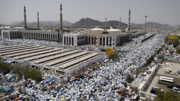Muslim pilgrims gather to perform noon and afternoon prayers at Namira Mosque in Mount Arafat, southeast of the Saudi holy city of Mecca. (AFP Photo/Mohammed Al-Shaikh)