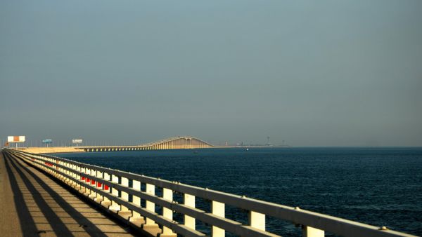 The King Fahd Causeway linking Bahrain and Saudi Arabia. (Wajahat Mahmood/Flickr)