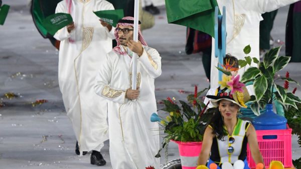 Saudi Arabia's flagbearer Sulaiman Hamad leads his delegation during the opening ceremony of the Rio 2016 Olympic Games at the Maracana stadium in Rio de Janeiro on August 5, 2016. (AFP/Olivier Morin)
