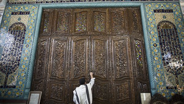 Closing the ark during morning prayers at Youssef Abad Synagogue in Tehran on Sept. 30, 2013 (AFP)