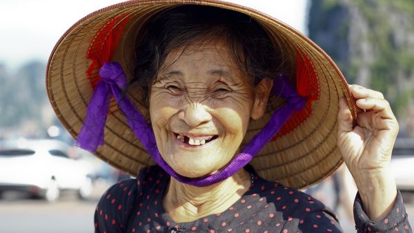 "Would you marry a girl with no teeth?" Saudis have been tackling the pressing issues of the day on Twitter (pixabay)