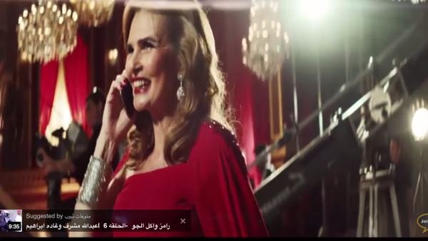 Yousra talks to Hisham in the Vodafone TV commercial. (YouTube)