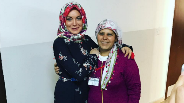Lindsay wearing a scarf she was given as a present by one of the aid workers in Turkey. (Instagram)