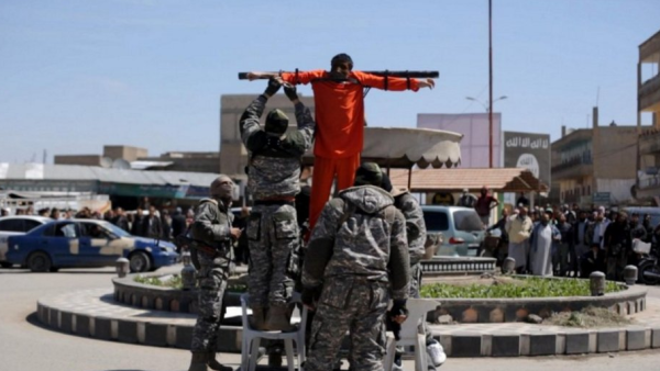 An alleged spy on Raqqa who was reportedly crucified by Daesh. (photo: Twitter/@Raqqa_SL)