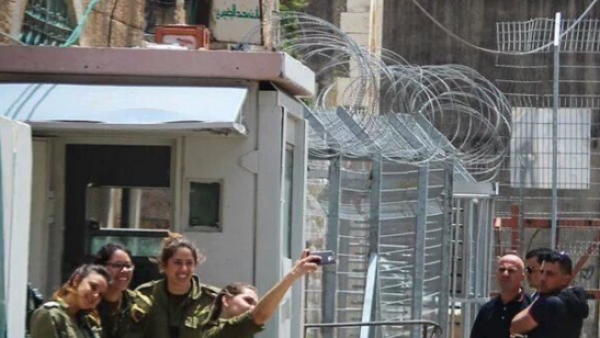 Israeli soldiers taking a selfie. (image: Twitter/@iFalasteen) 