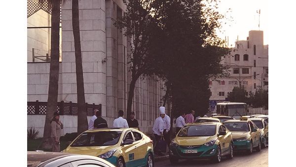 كانت فرق التموين في كل فندق قد أعدّت علباً ضمّت مجموعة متنوعة من الأطعمة والمشروبات،