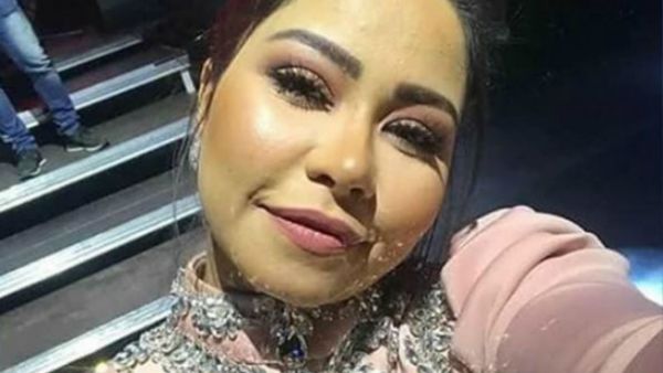 Sherine did not stay silent after witnessing the bodyguard's attempt to prevent her fan from taking a picture with her, so she kicked him with her foot as a gesture in solidarity with the fan.  (Source: @sherine_abdelwahab_ - Instagram)