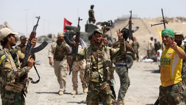 Shia militiamen prepare for an attack on Daesh in Fallujah in July, 2015. (AFP/File)