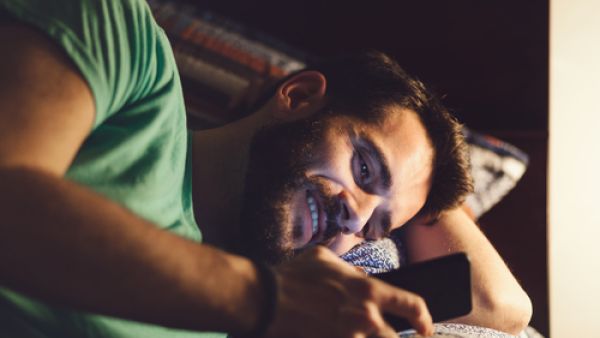 "الضوء الأزرق" الصادر من الهواتف الذكية وأجهزة الكمبيوتر سيئة للغاية أيضًا
