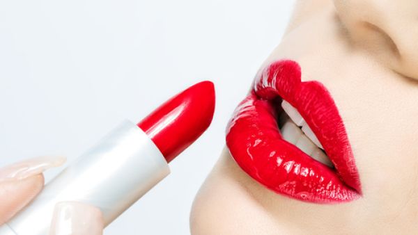 5 خطوات للحصول على أحمر شفاه بارز وثابت طوال اليوم