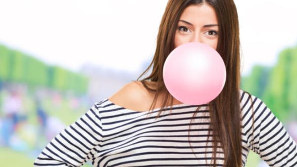 أهم 10 فوائد صحيَة للعلكة الخالية من السكَّر