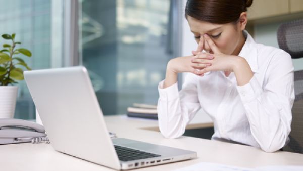 نصائح للحفاظ على العين عند استخدام شاشة الكمبيوتر