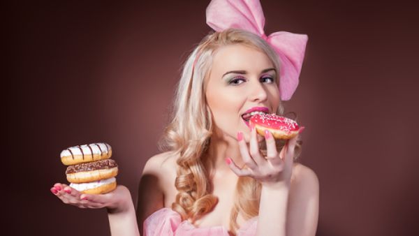 تأثير الإفراط من تناول الحلوى في العيد على صحتك