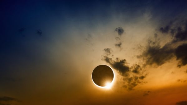 كسوف الشّمس هي ظاهرة كونيّة طبيعيّة تحدث خلال ساعات النّهار