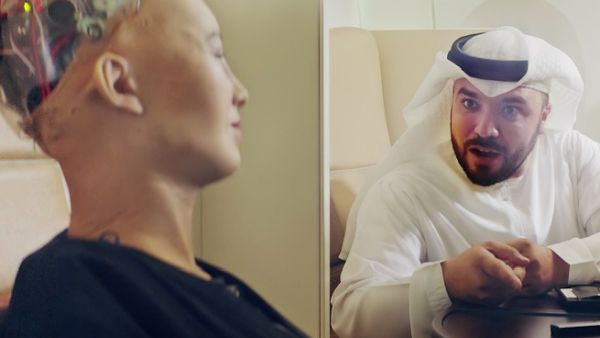 خالد العامري مع صوفيا الإنسان الآلي.